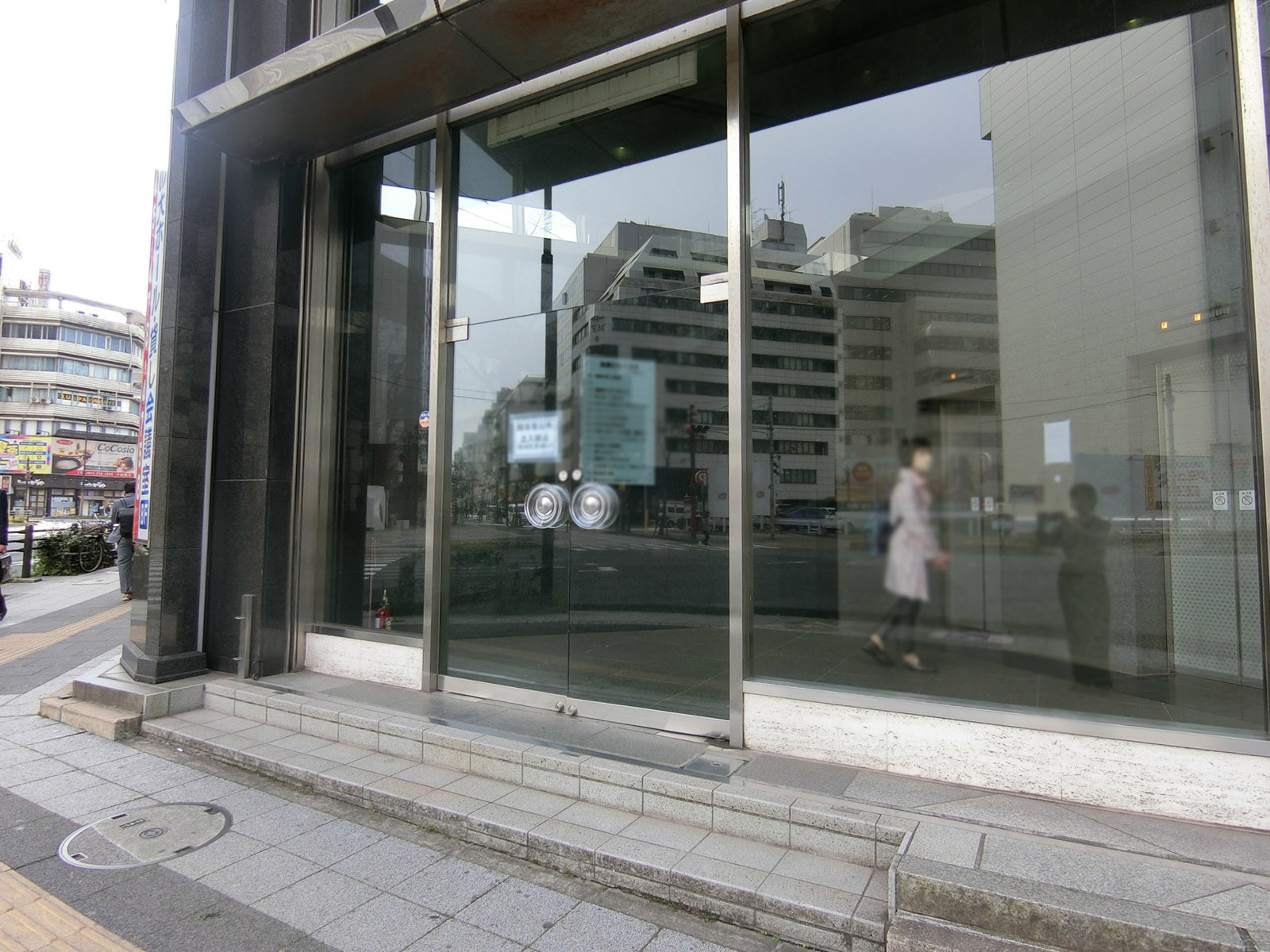 ビル横の出入り口
