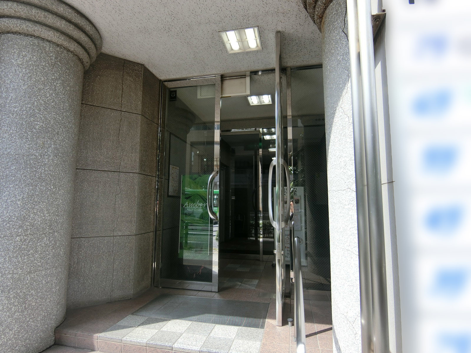 オフィスビル出入り口