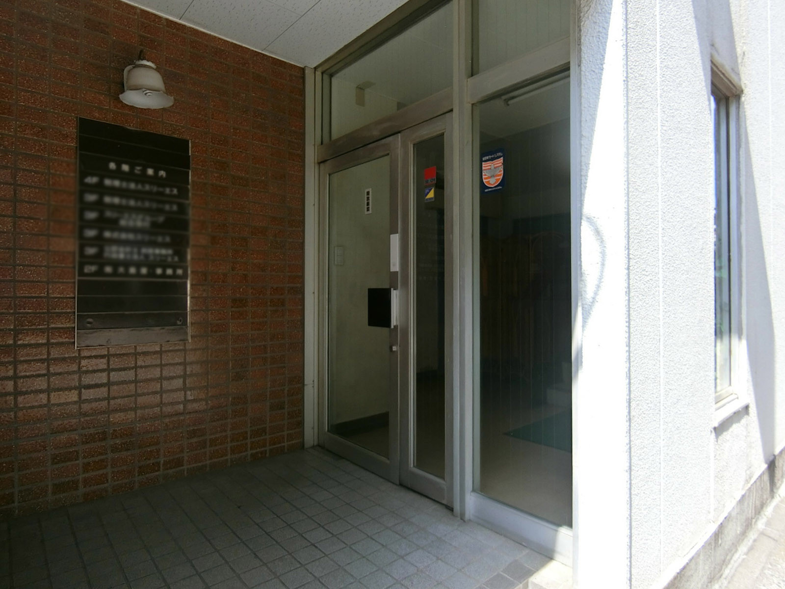 オフィスビル出入り口