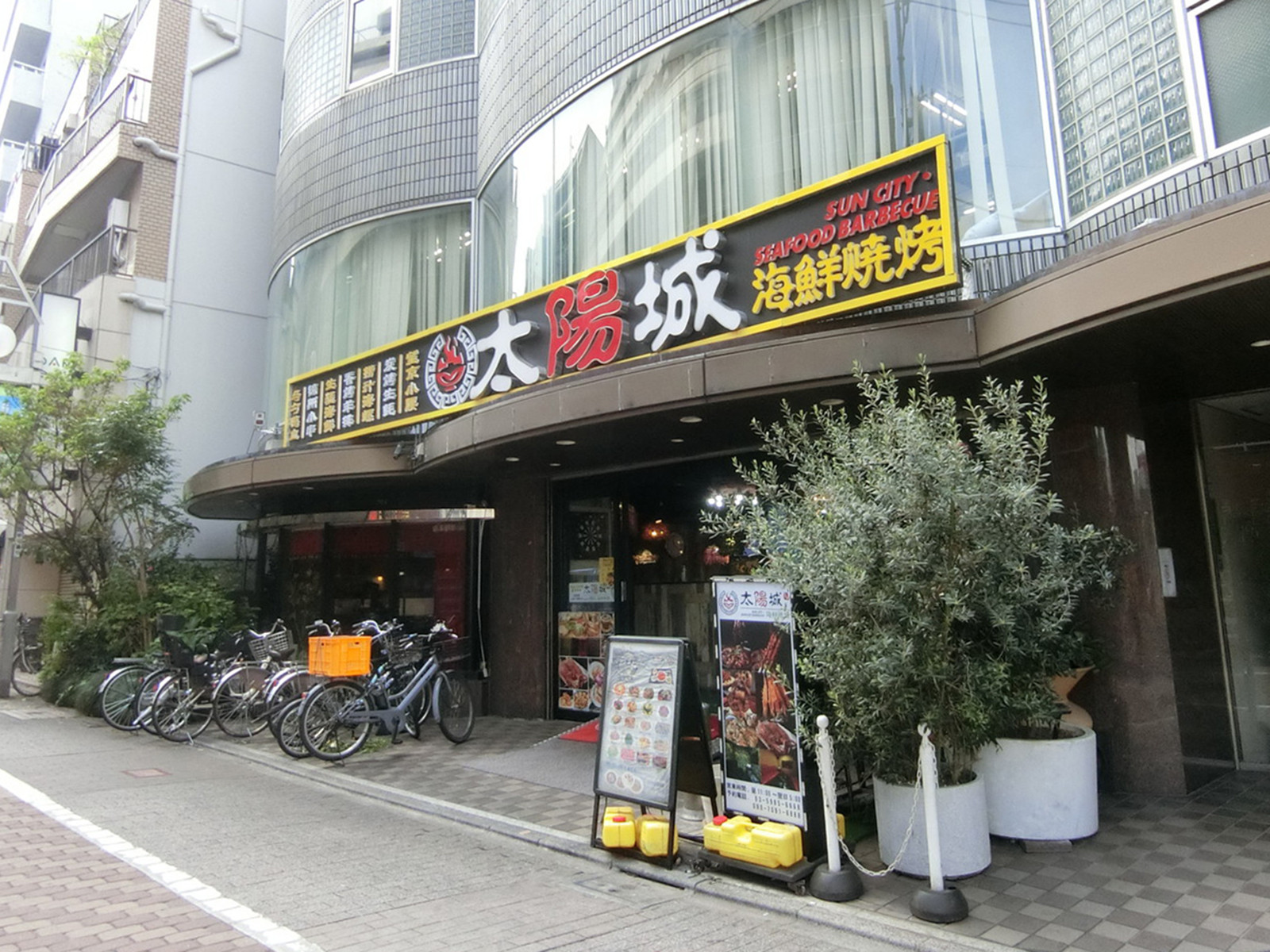1階飲食店の様子