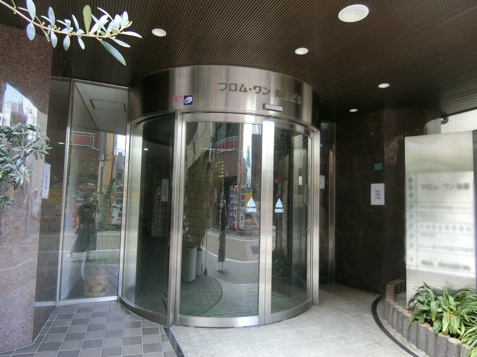 オフィスビル出入口