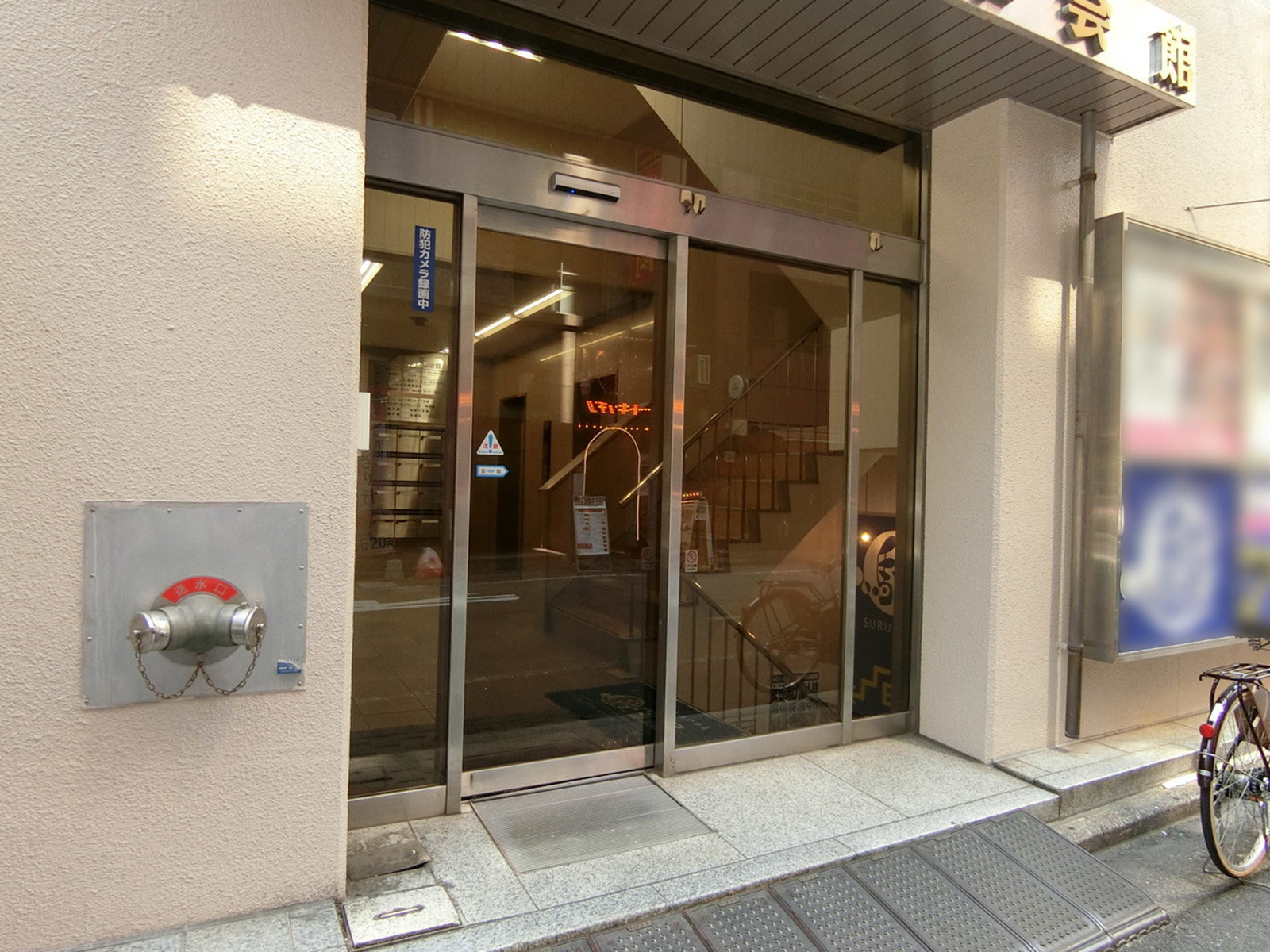 オフィスビル出入口