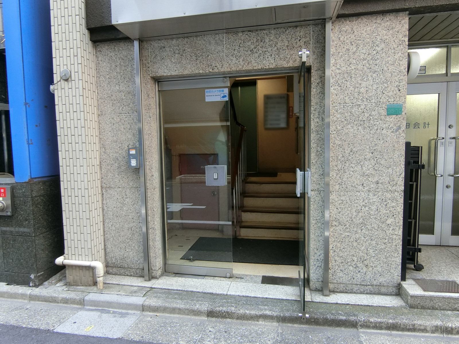 オフィスビル出入口