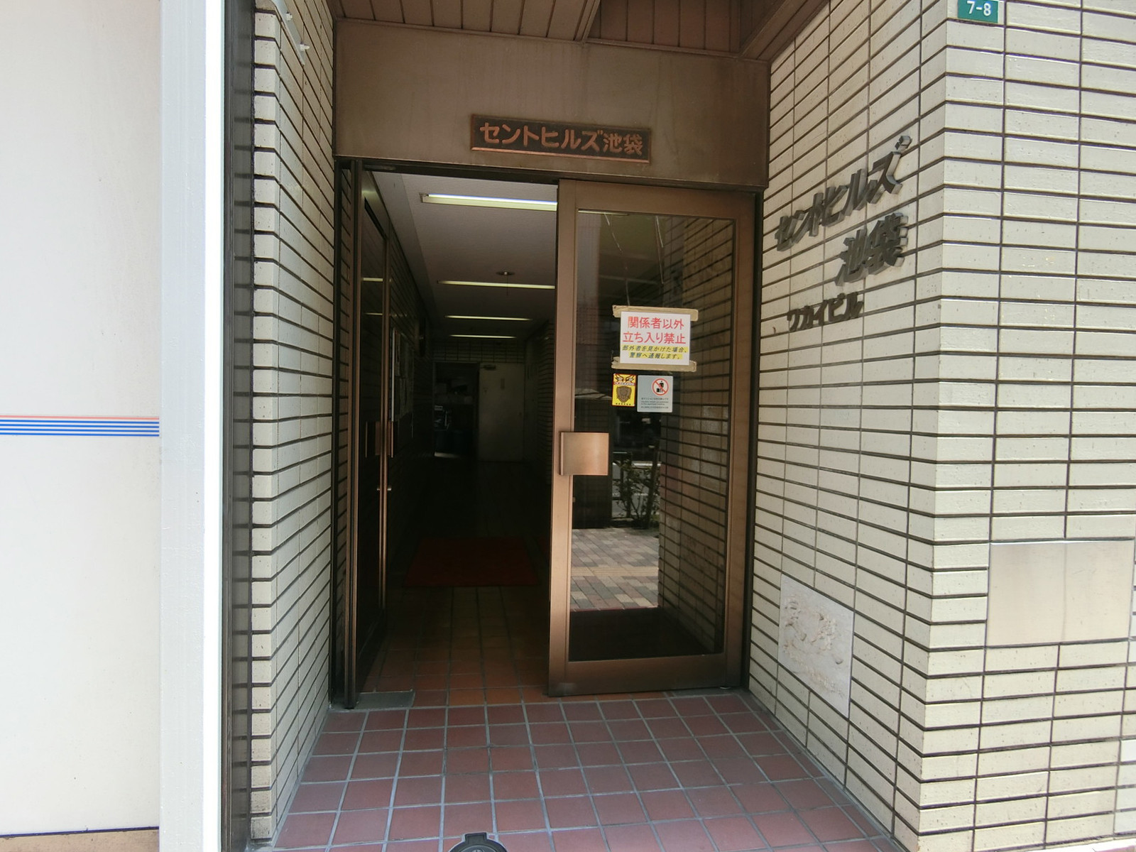 オフィスビル出入口