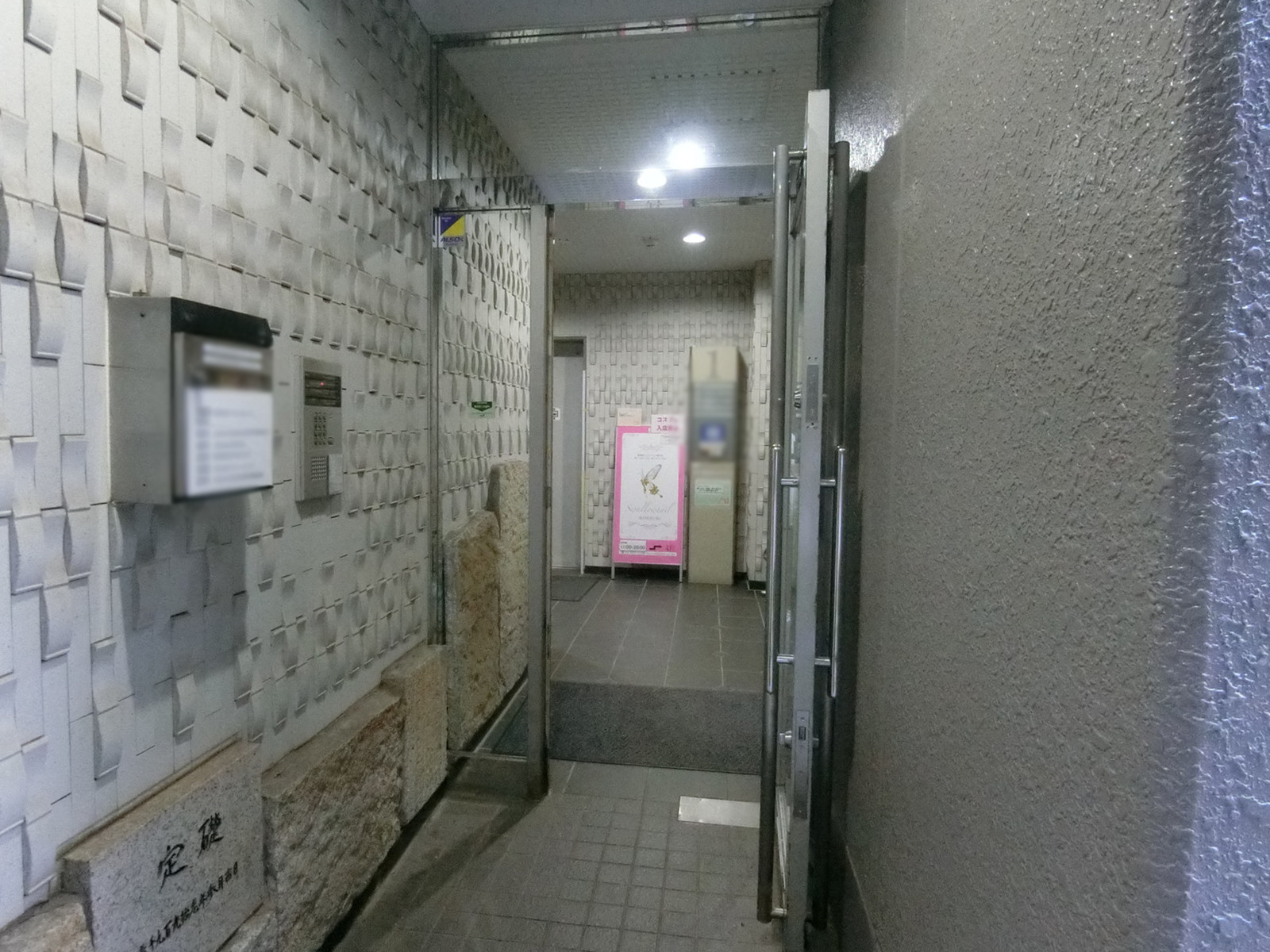 オフィスビル出入口