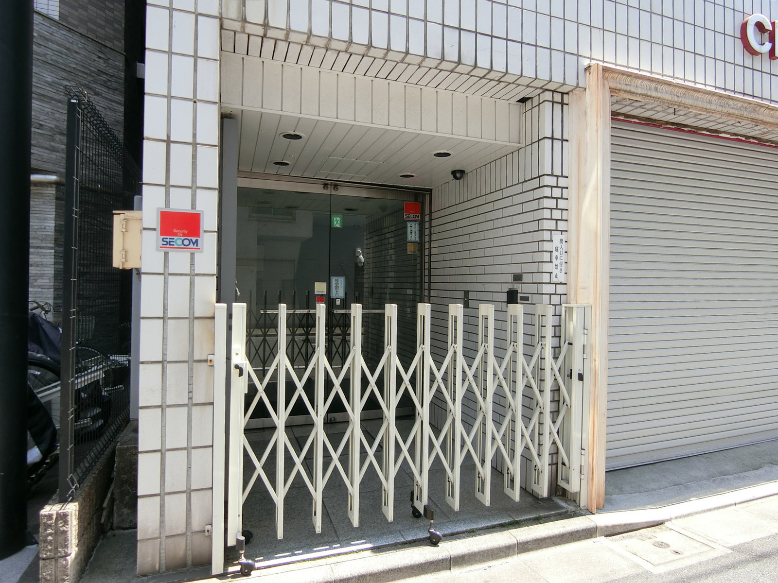 オフィスビル出入口