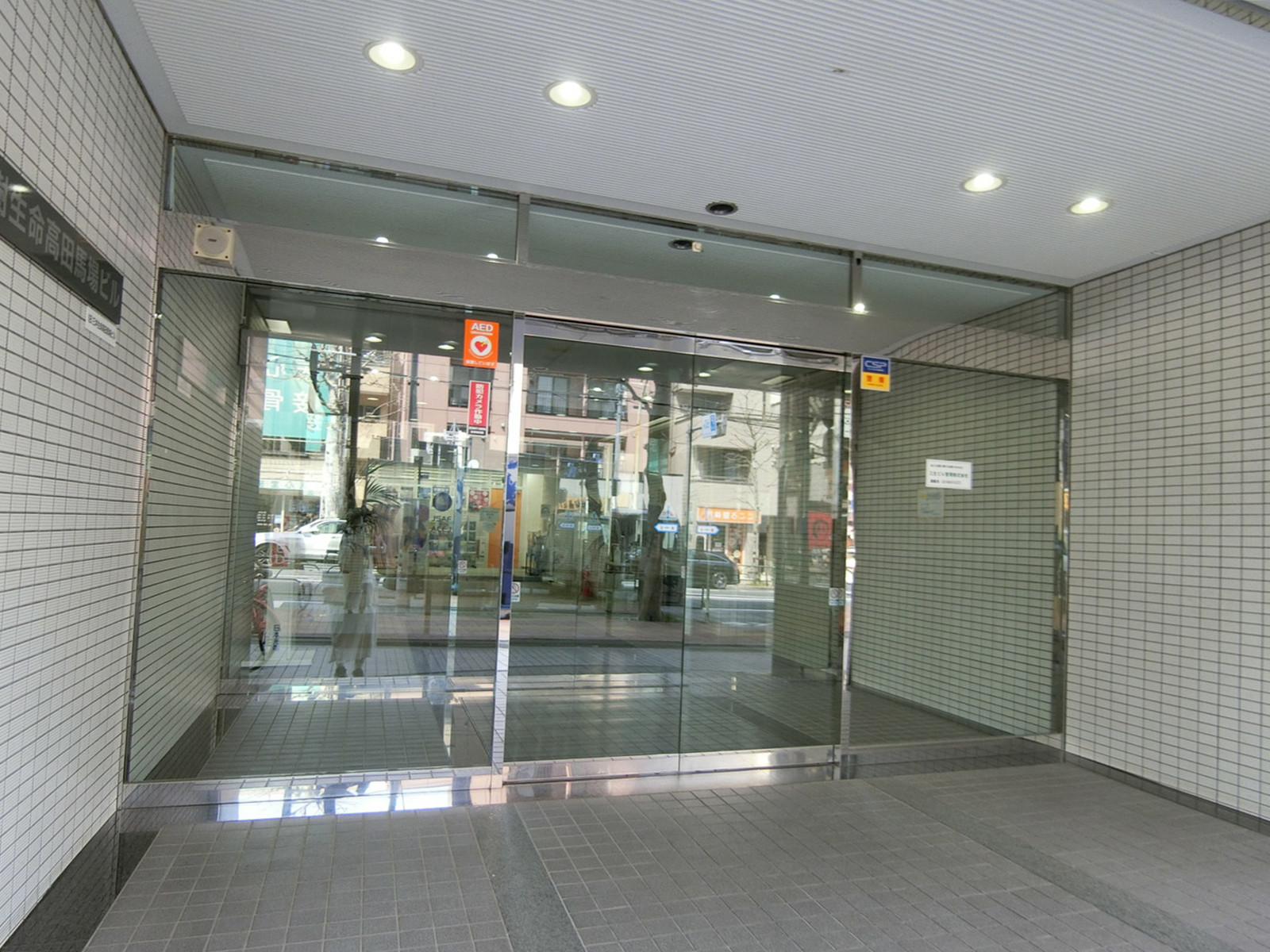 オフィスビル出入口