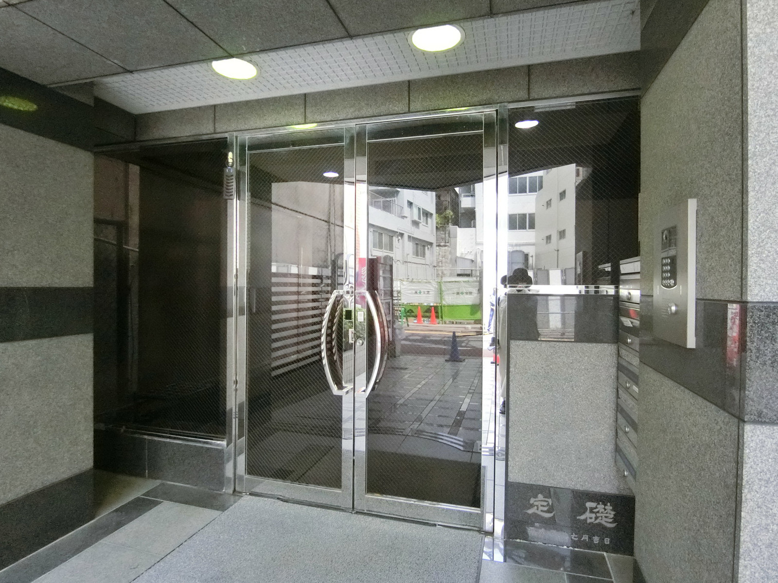 オフィスビル出入口