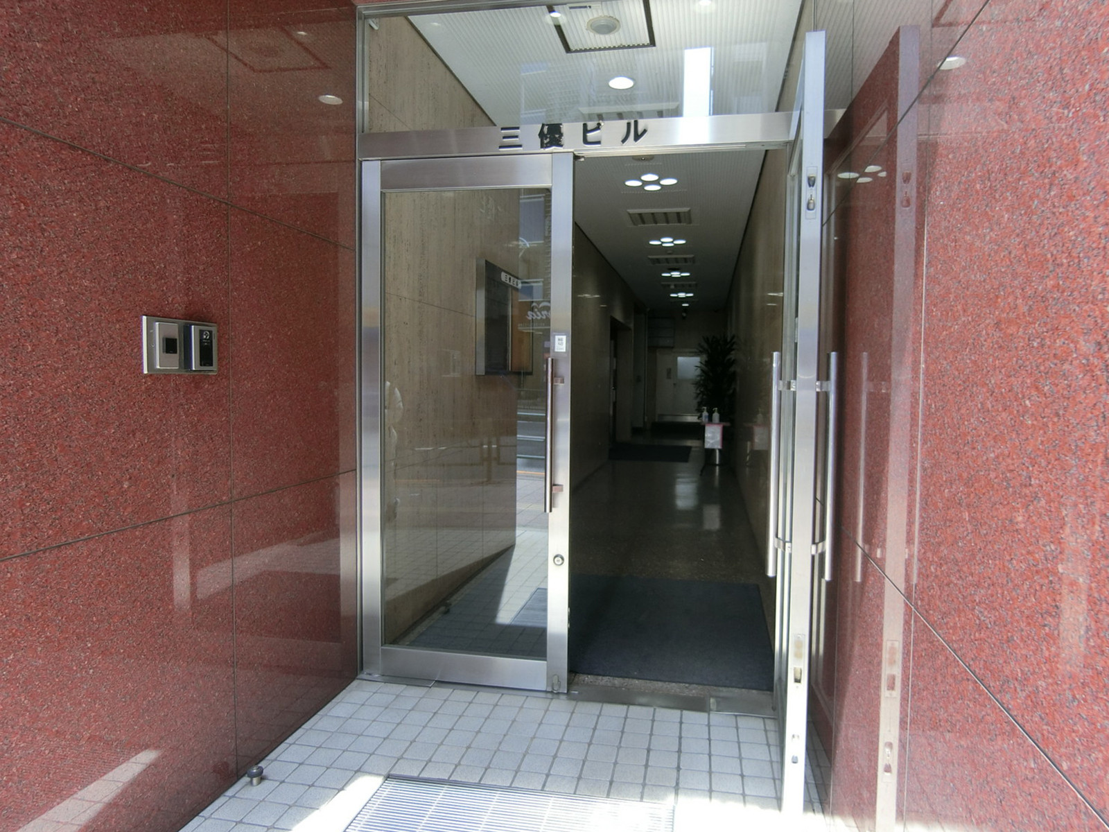 オフィスビル出入口