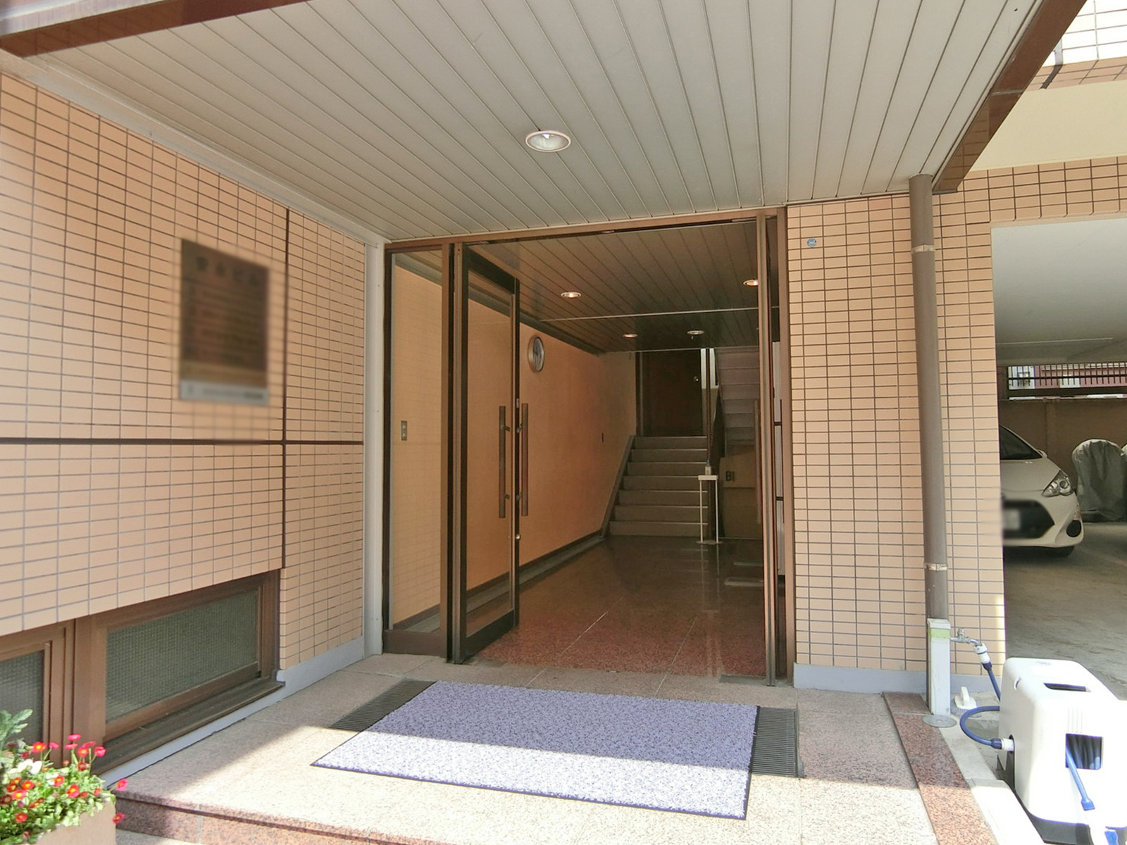 オフィスビル出入口