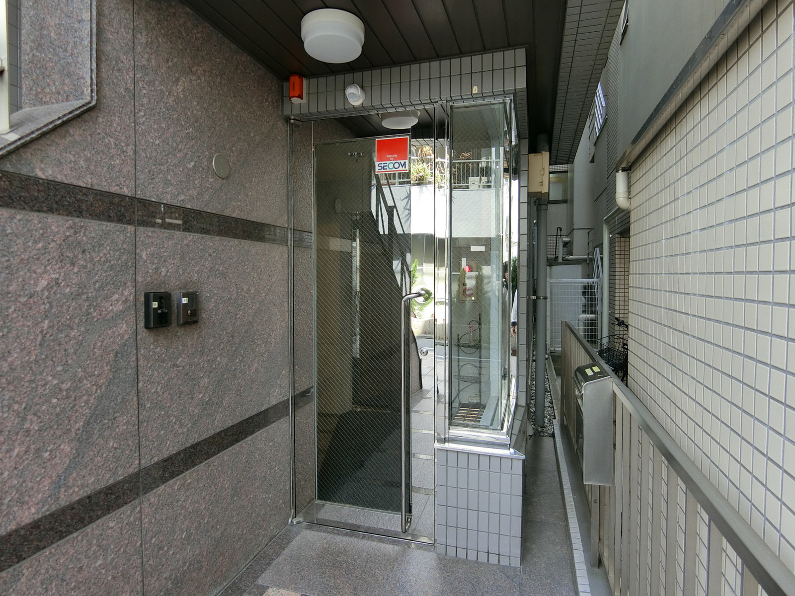 オフィスビル出入口