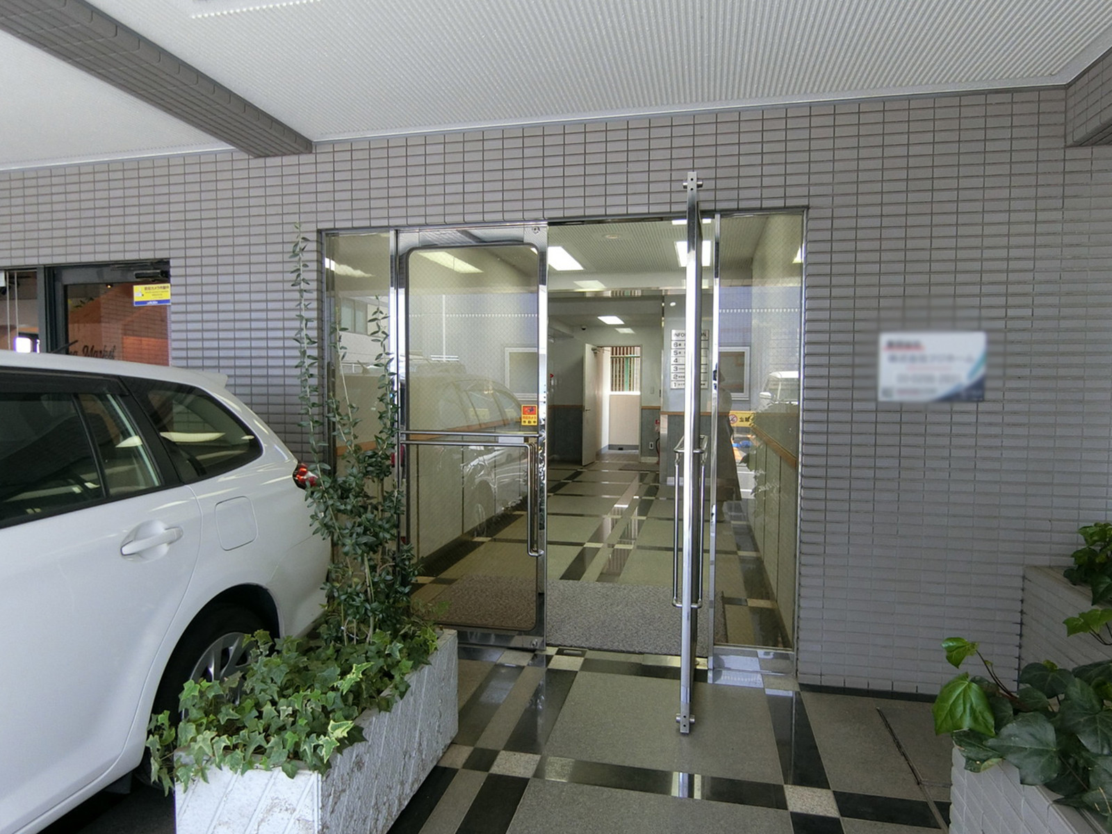 オフィスビル出入口