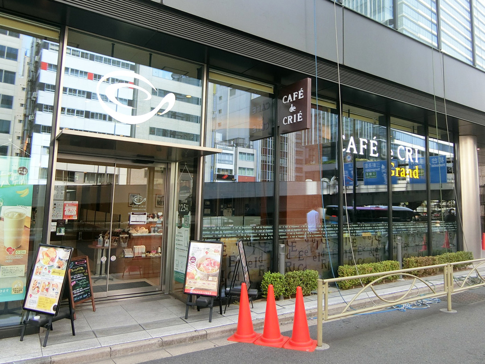 敷地内のカフェ・ド・クリエグラン