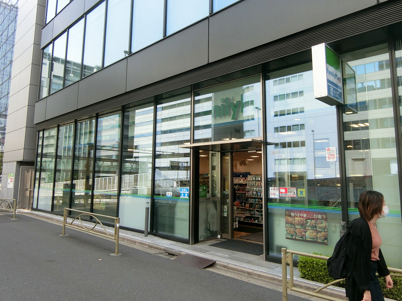 1階のファミリーマート スバル桜丘246店