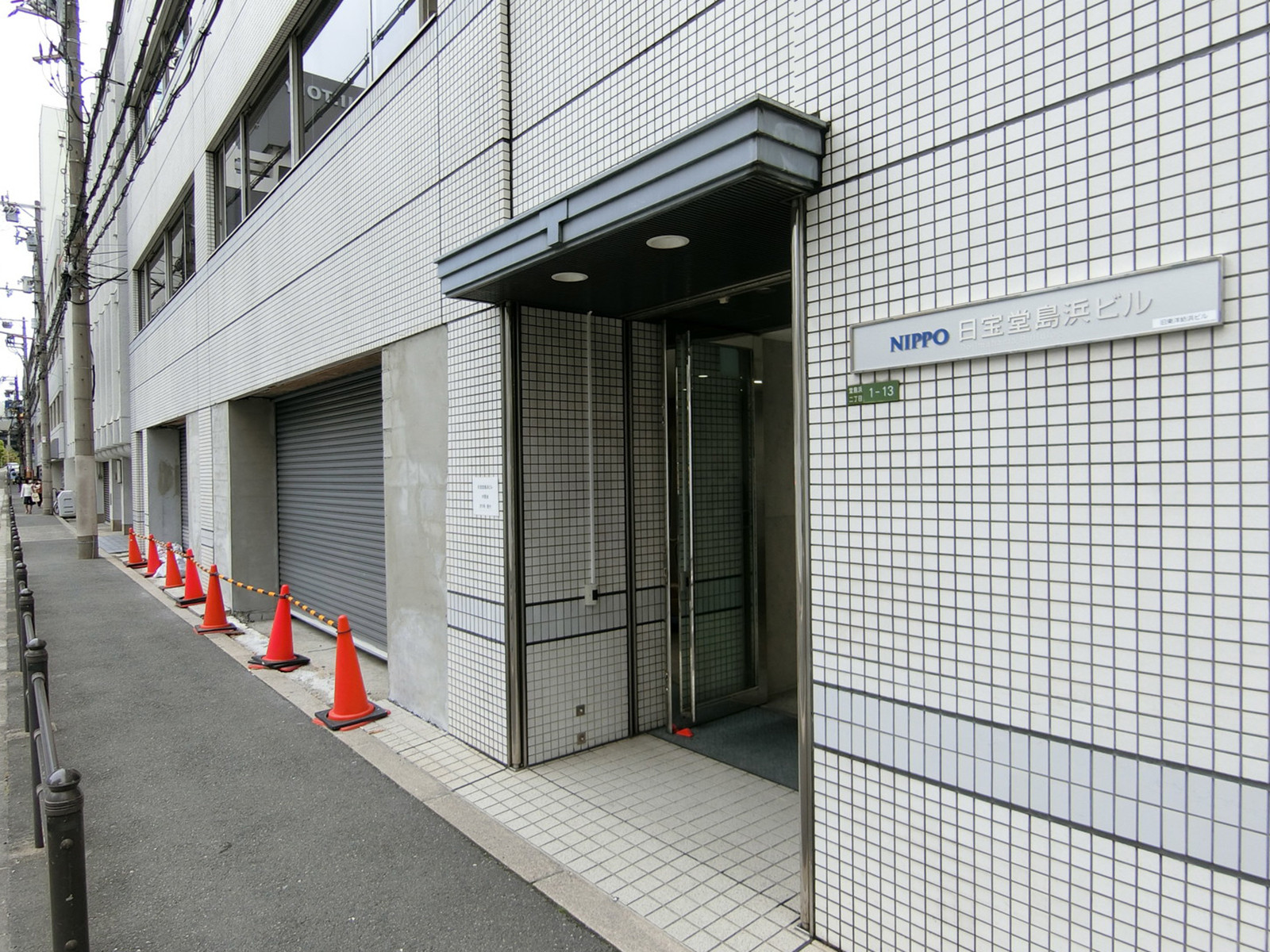 オフィスビル出入口