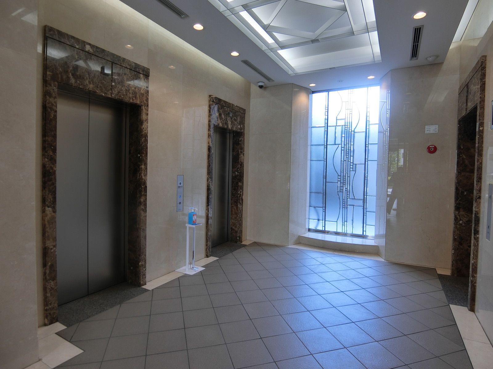 エレベーター(3基)