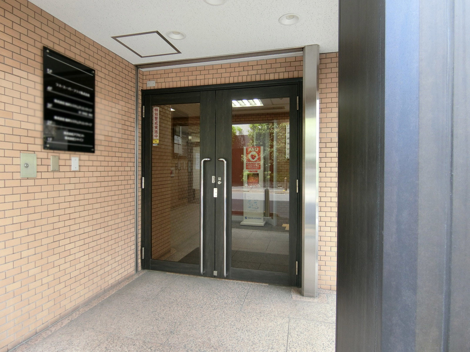 オフィスビル出入口
