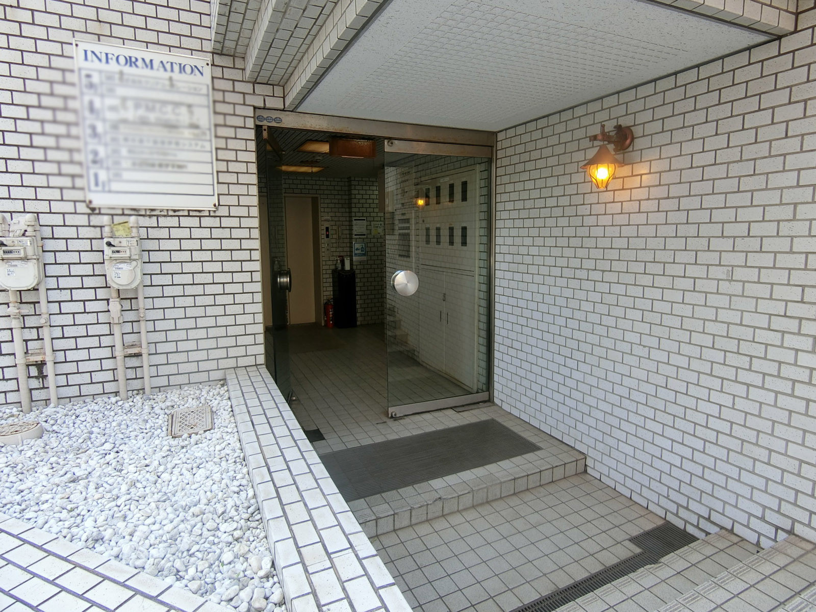 オフィスビル出入口