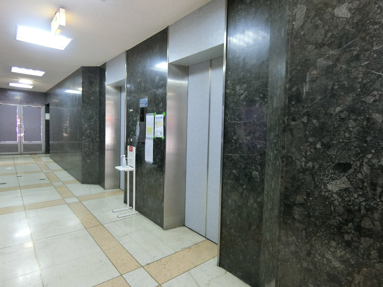 エレベーター(2基)