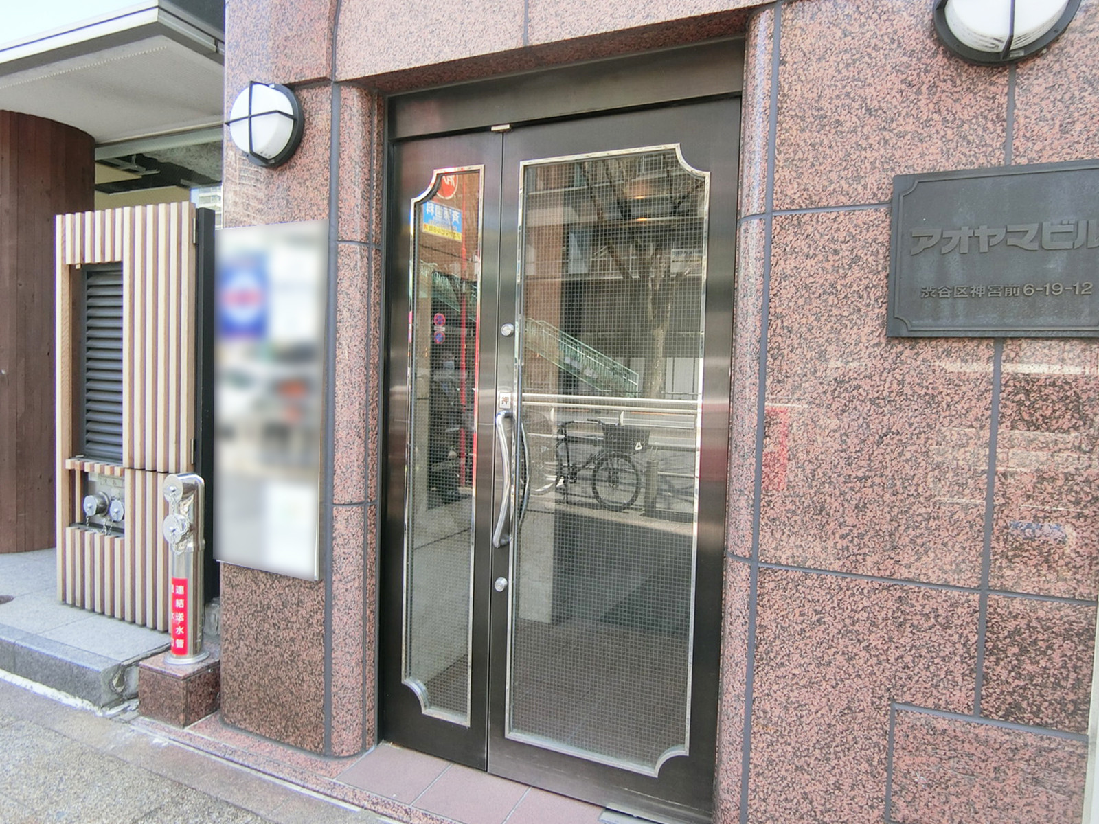 オフィスビル出入口