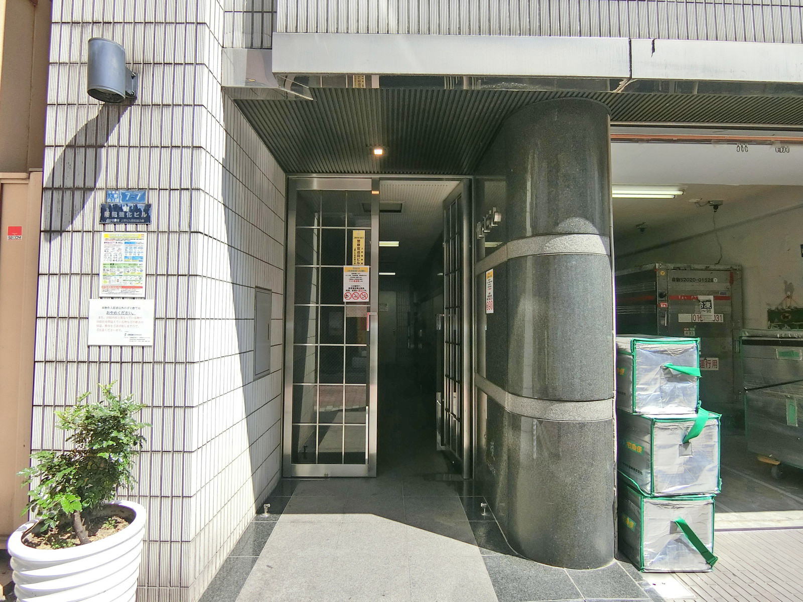 オフィス出入り口