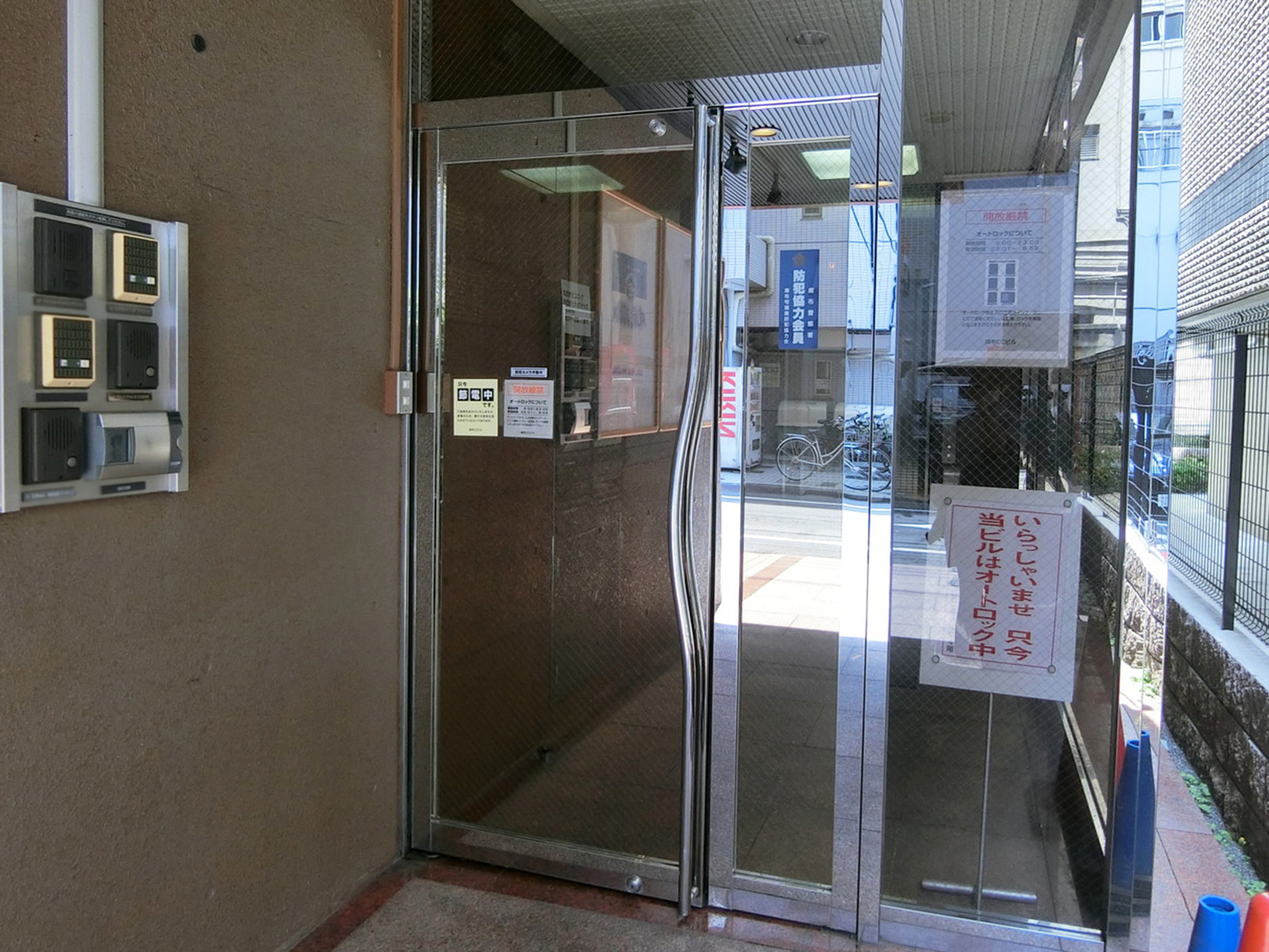 オフィスビル出入口