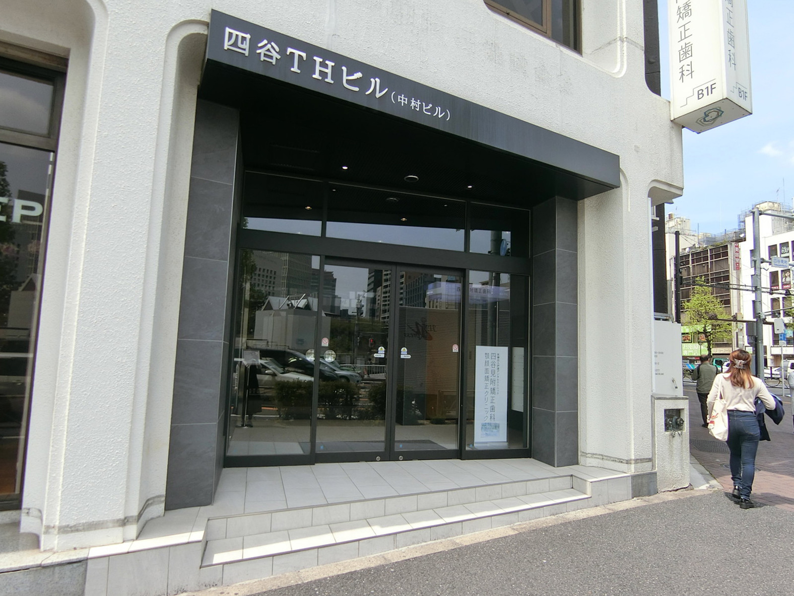 オフィスビル出入口