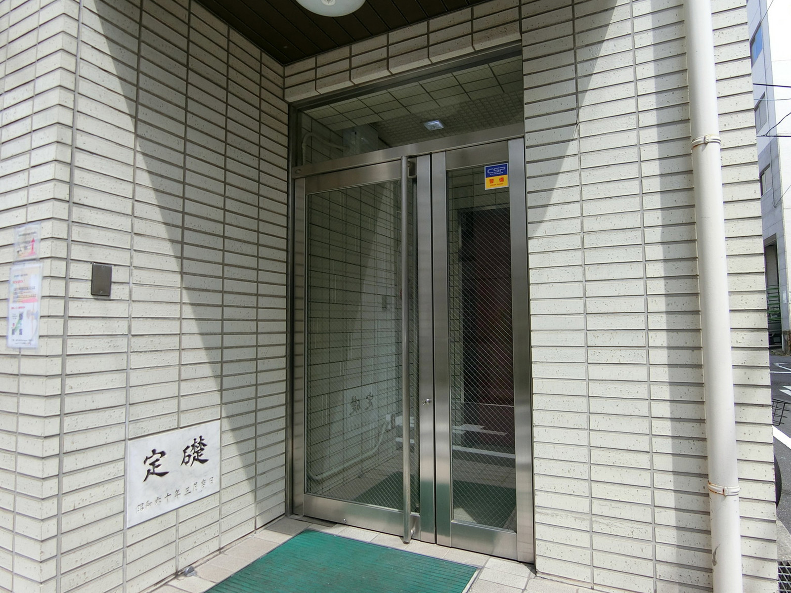オフィスビル出入口
