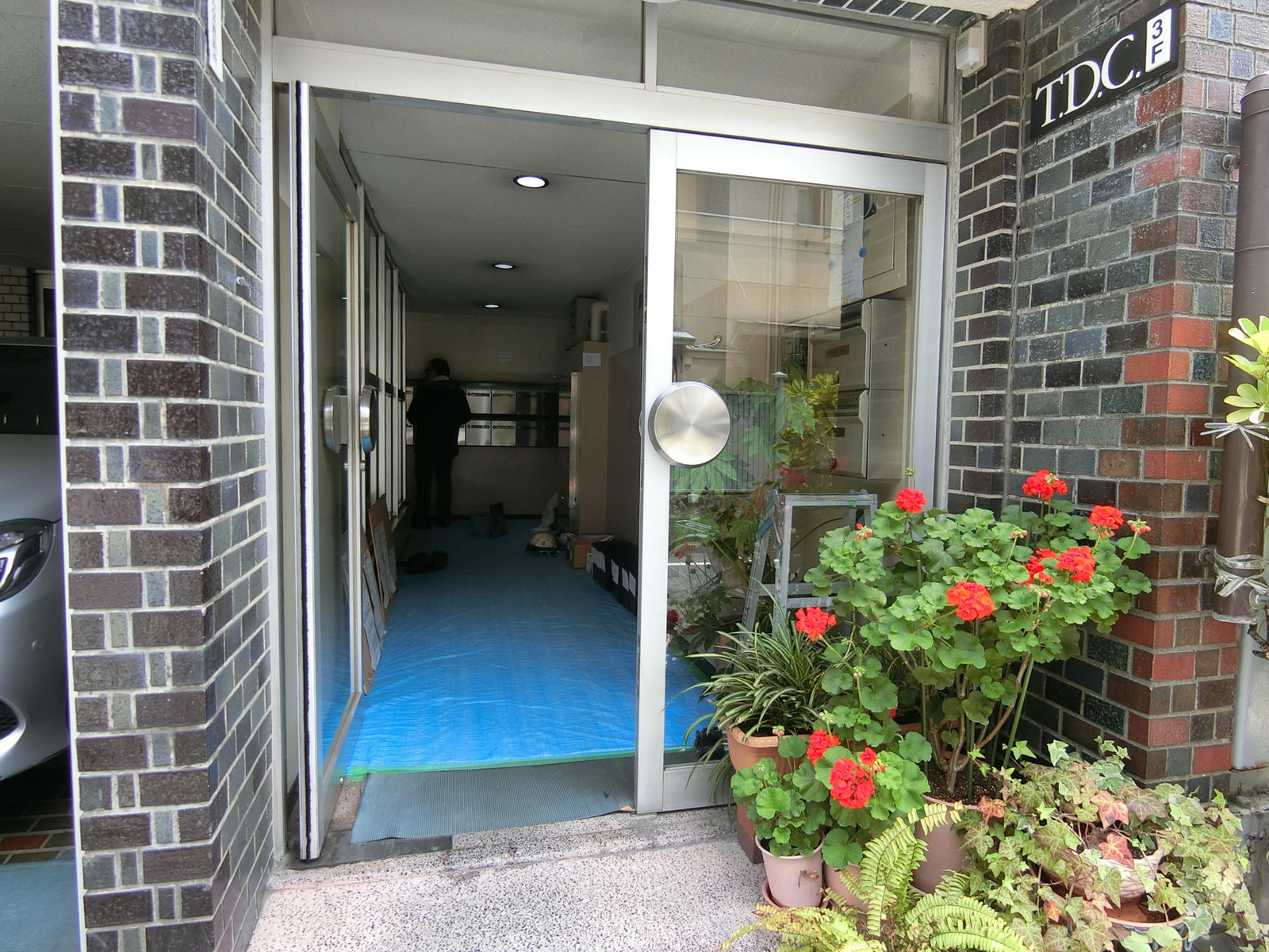 オフィスビル出入口