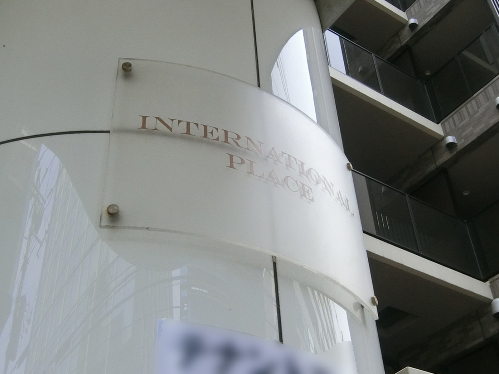 ネームプレート：International Place
