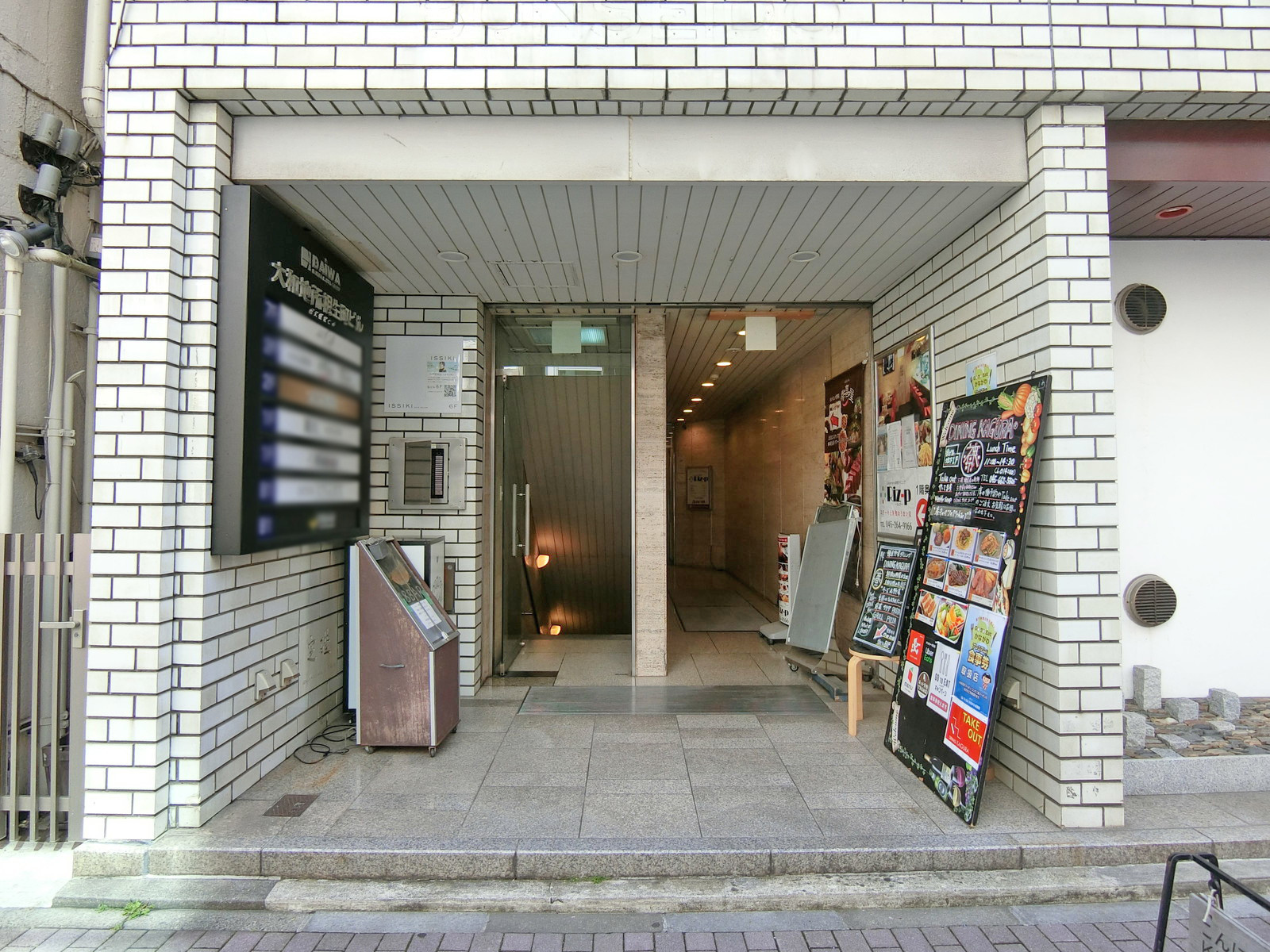 オフィスビル出入口