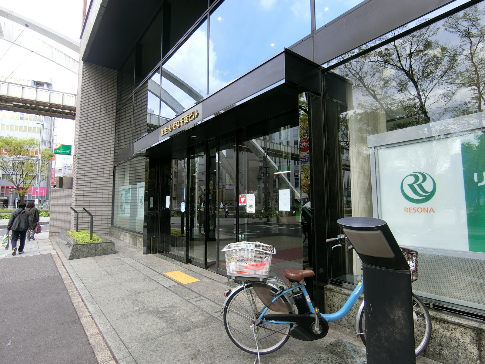 オフィスビル出入り口
