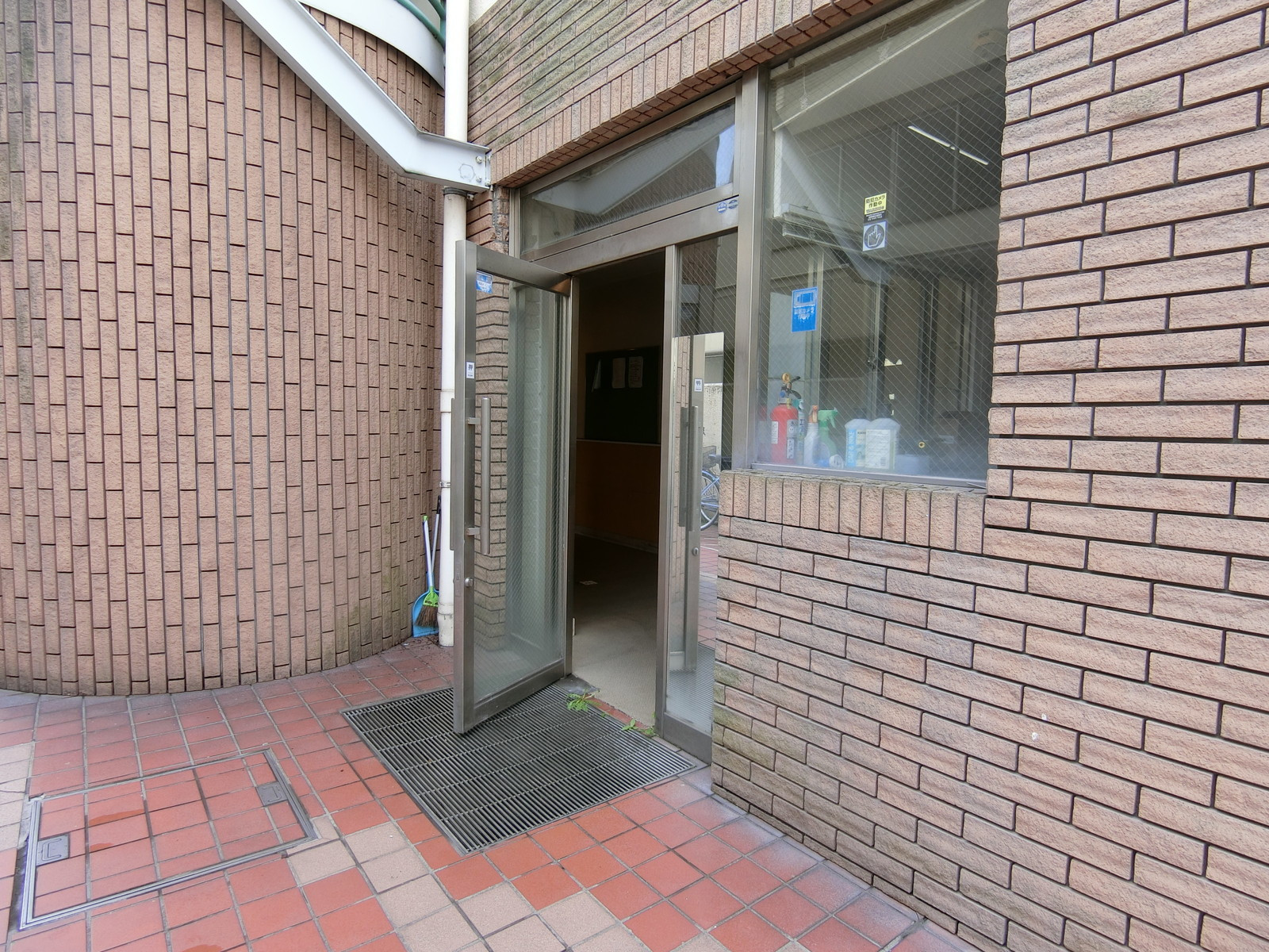 オフィスビル出入り口
