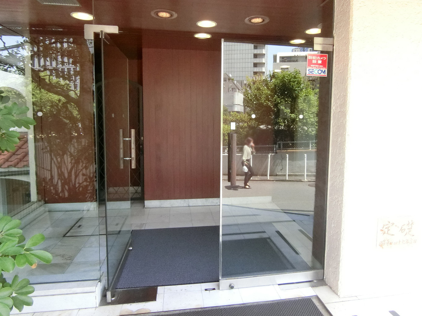 オフィスビル出入口