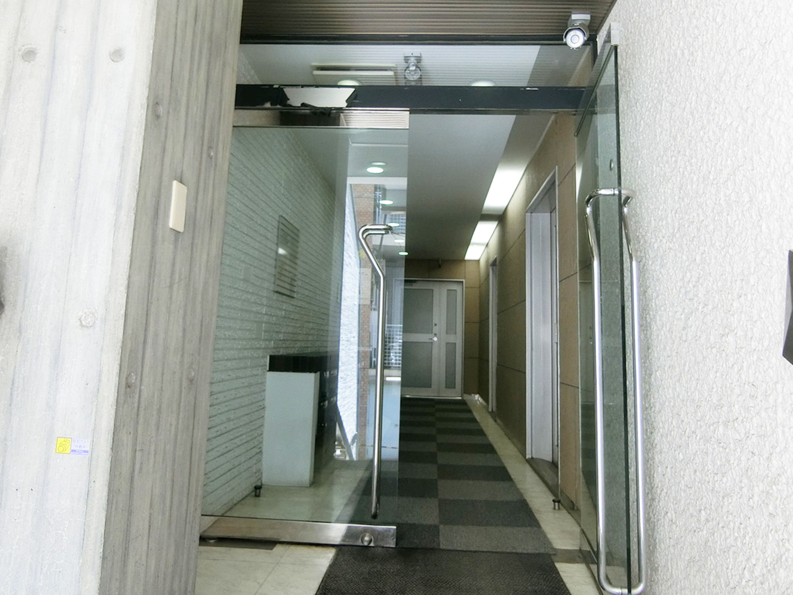 オフィスビル出入口