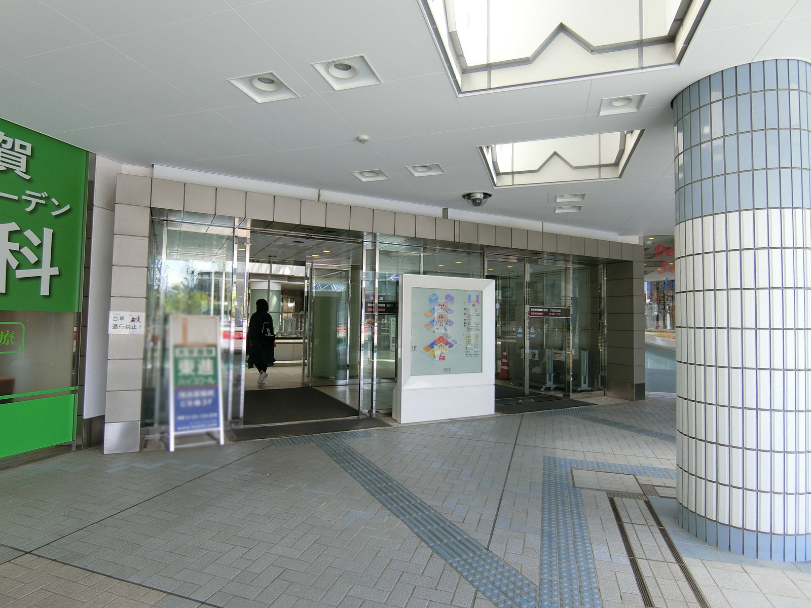 オフィスビル出入口