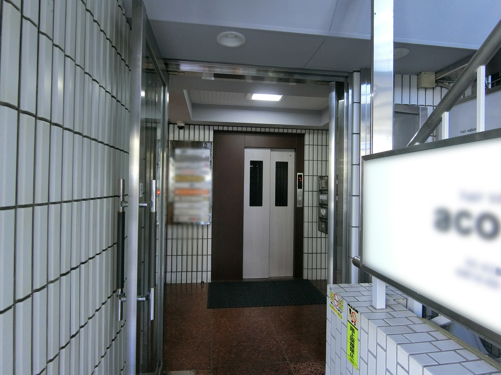オフィスビル出入口