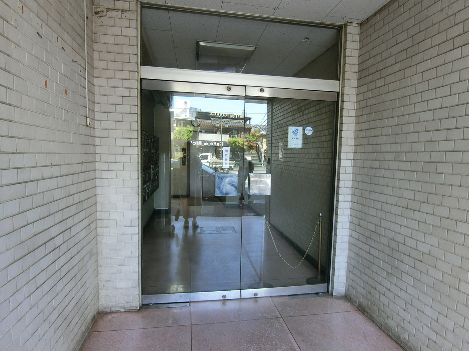 オフィスビル出入口