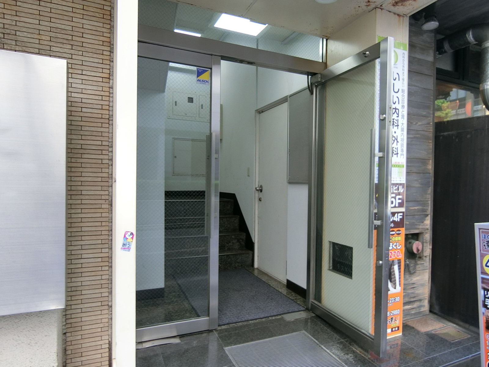オフィスビル出入口