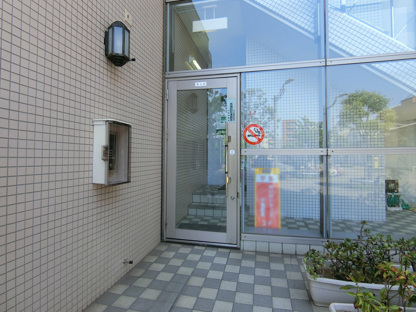 オフィスビル出入り口