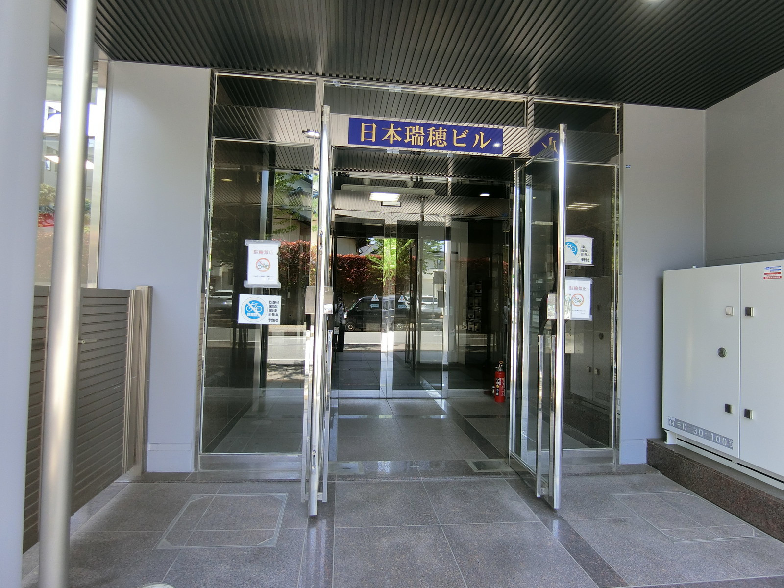 オフィスビル出入り口
