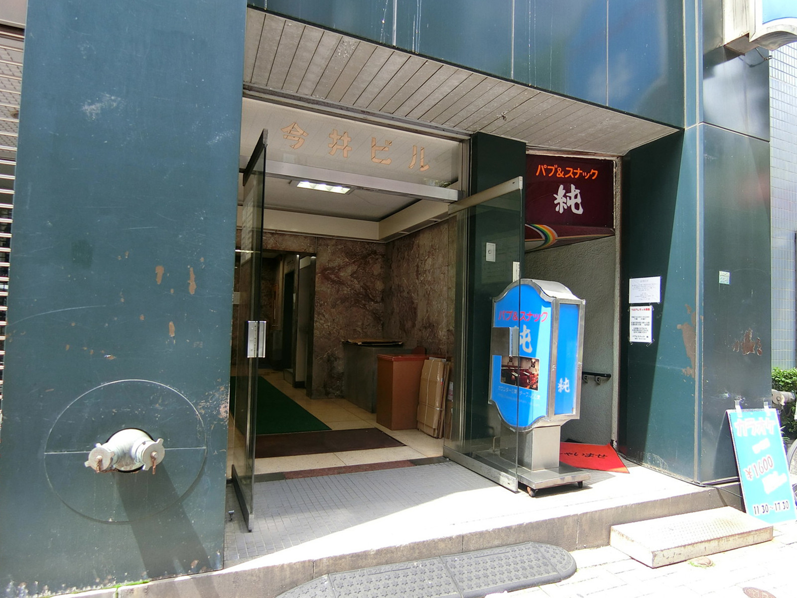 オフィスビル出入口