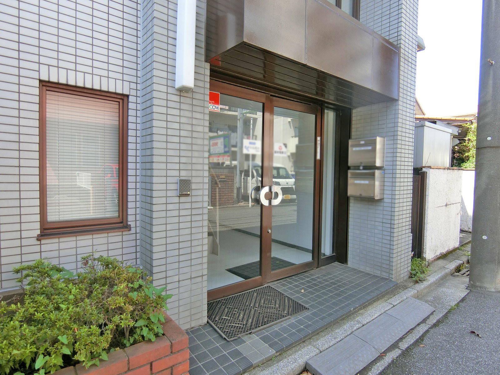 オフィスビル出入り口