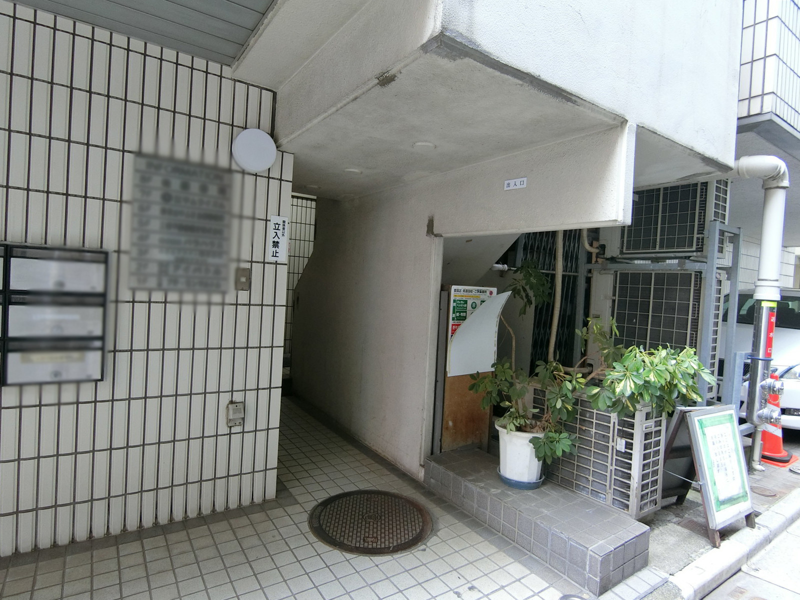 オフィスビル出入口