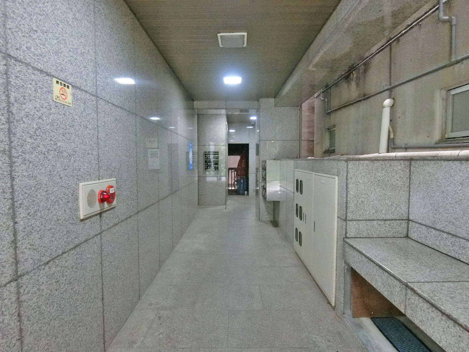 エレベーターまでのアプローチ
