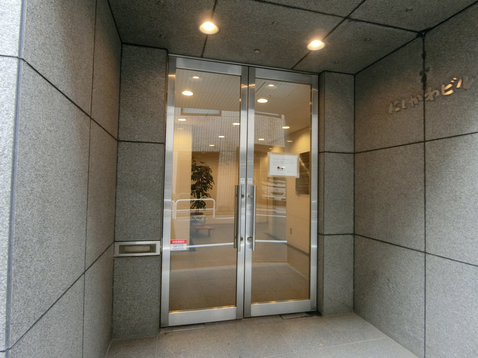 オフィスビル出入口