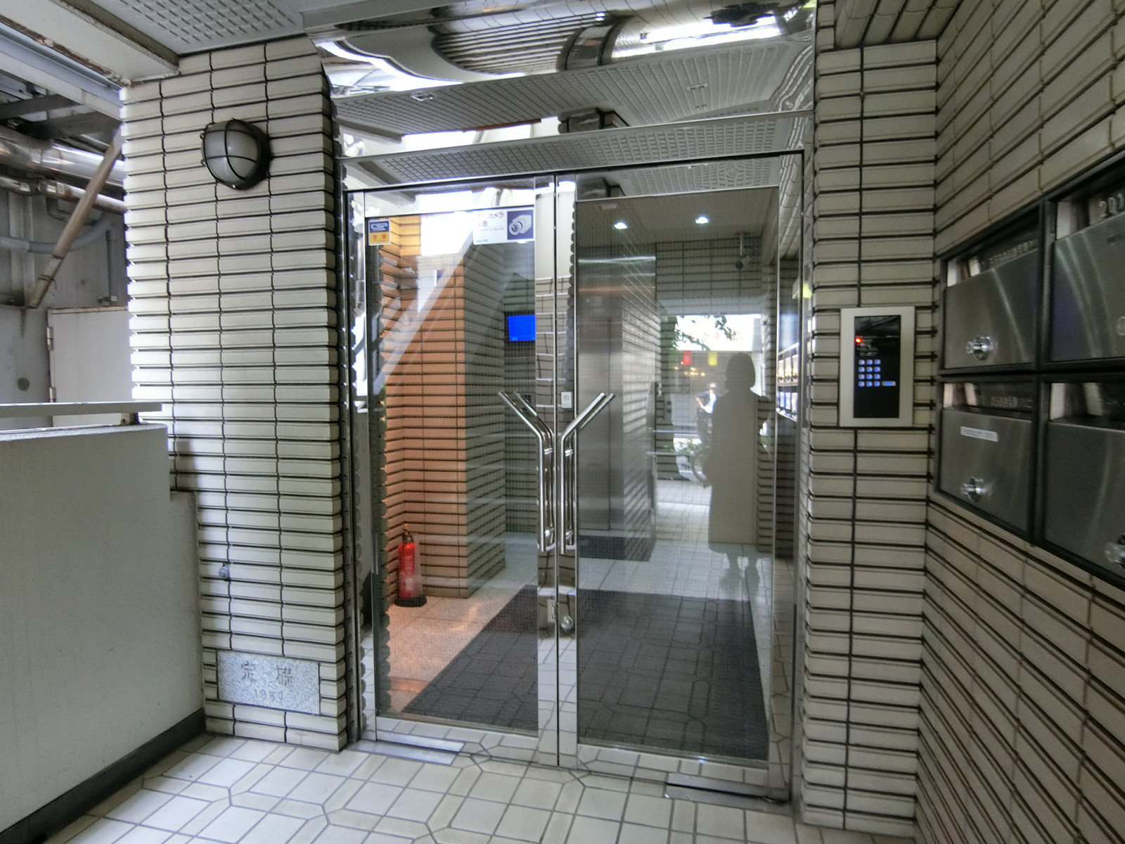 オフィスビル出入口