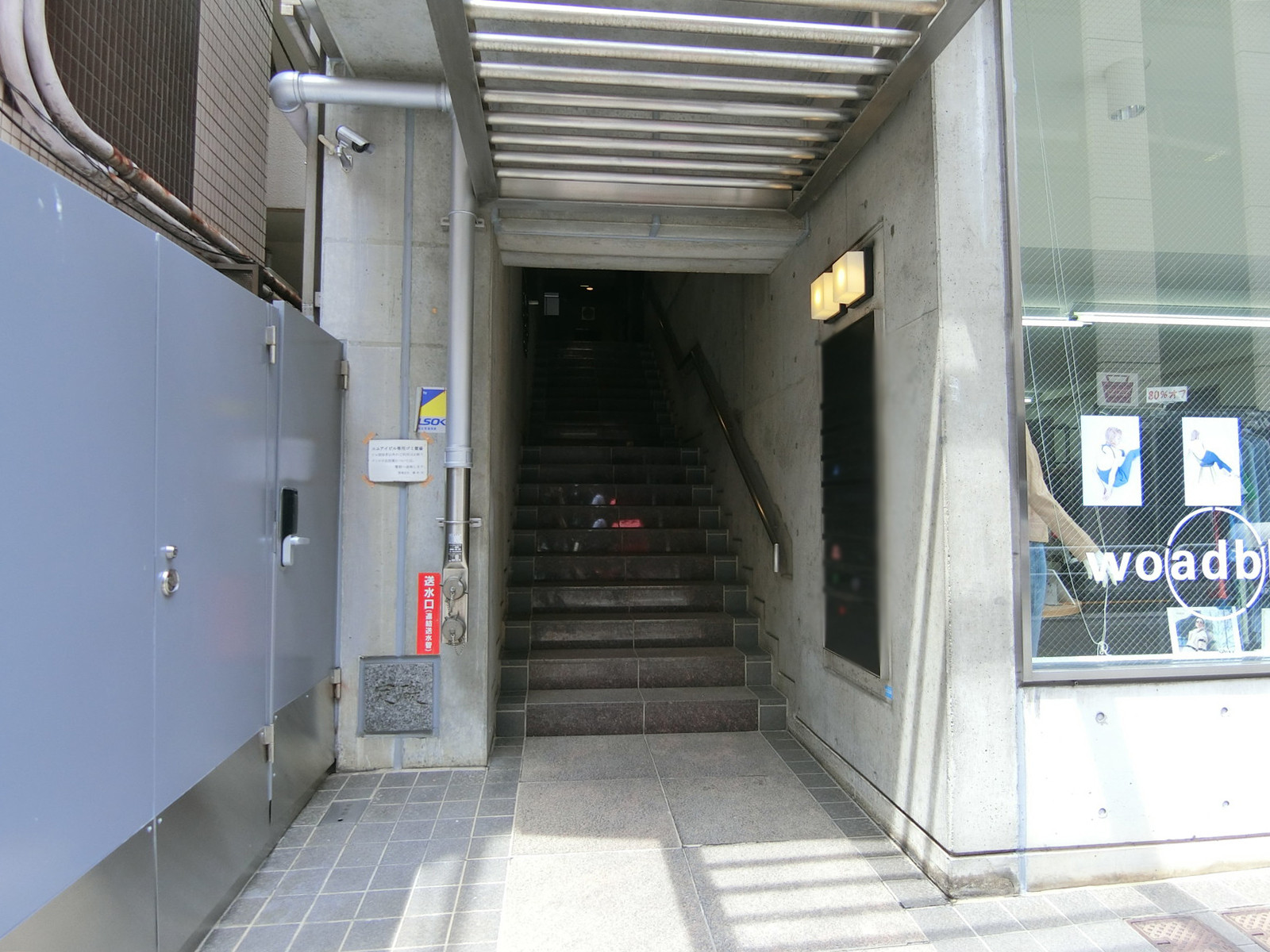 オフィスビル出入口