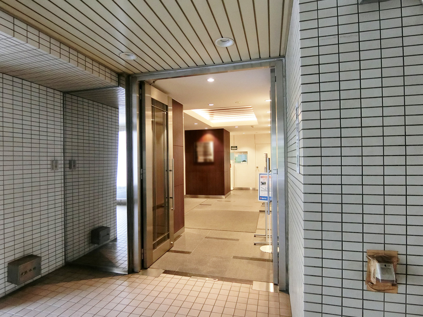 オフィスビル出入口