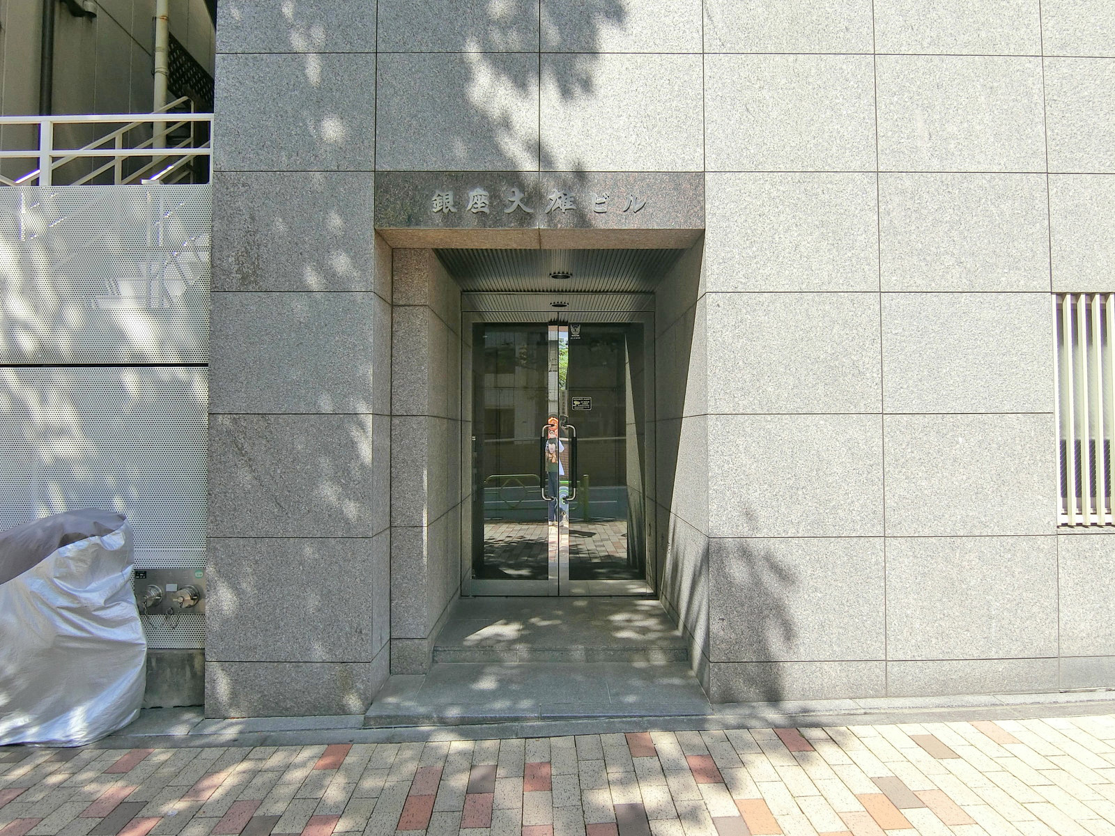 オフィスビル出入口